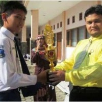 Pimpinan  SMP ITUS Saat Memberikan Ucapan Selamat Kepada Salah Seorang Perwakilan Tim Musikalisasi Puisi  